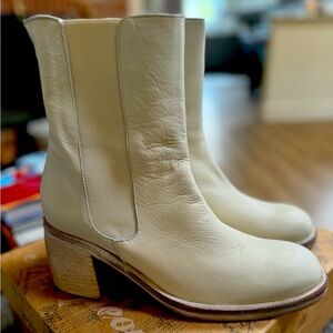 NWT Free People Essential Chelsea Boot (Size: 40)